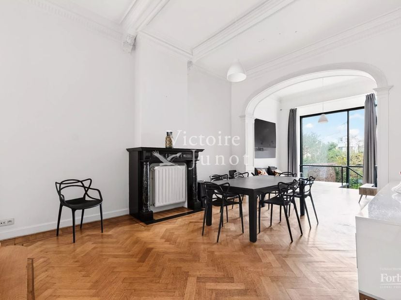 Gelegen aan een van de meest prestigieuze lanen in de wijk van het Place Brugmann, biedt deze prachtige triplex te renoveren een totale oppervlakte va