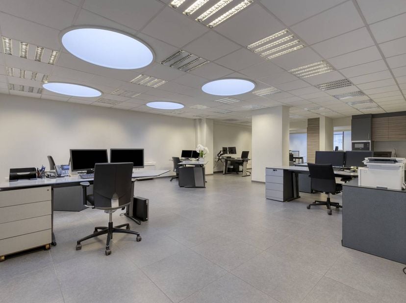 Dit kantoor is volledig vernieuwd en combineert zichtbaarheid, bereikbaarheid en comfort, ideaal voor wie op zoek is naar een professionele uitvalsbas