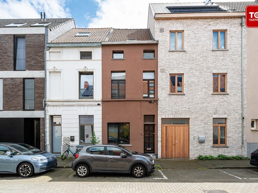 Deze gezellige rijwoning bevindt zich in de Puinstraat, tussen het station Dampoort, de visserij en Portus Ganda. Werkelijk een toplocatie, strategisc