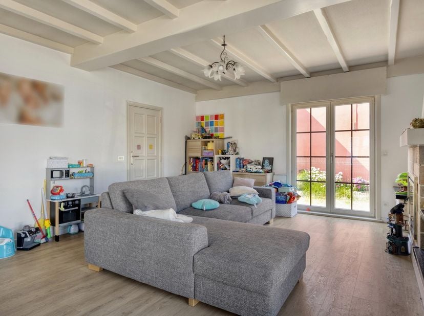 Op een uitstekende locatie te Itegem bevindt zich deze laagbouwwoning op gunstig perceel van 1566 m².<br />
Ideaal gelegen qua woon- werkverkeer met v