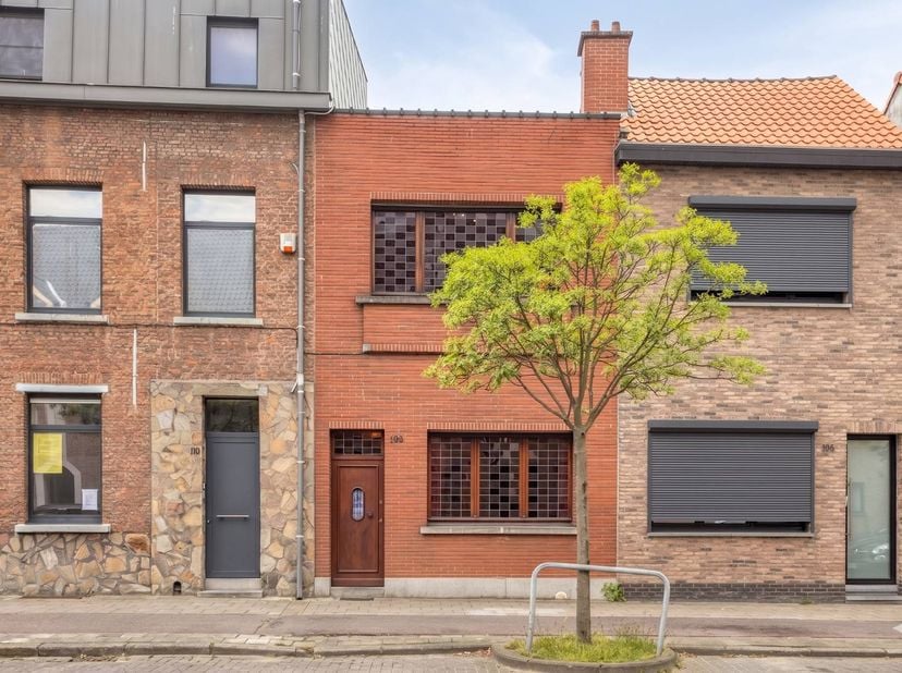 Disposition :<br />
<br />
Rez-de-chaussée :<br />
- hall d'entrée avec vestiaire<br />
- chambre 1 (12,55 m²)<br />
- salon (17,20 m²)<br />
- cuisin