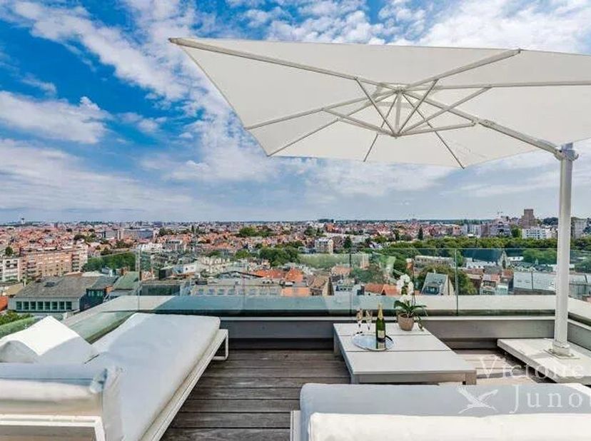 Bien présenté par Debora Peruch Tel : 0476/71.28.17 ou debora.peruch@victoire.be<br />
Victoire Junot vous propose ce superbe penthouse dexception aux