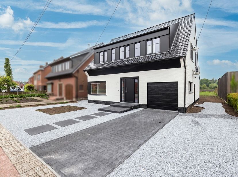 Instapklare, energiezuinige gezinswoning te Rijkevorsel<br />
Deze volledig gerenoveerde woning in Rijkevorsel combineert ruimte, comfort en energiezu
