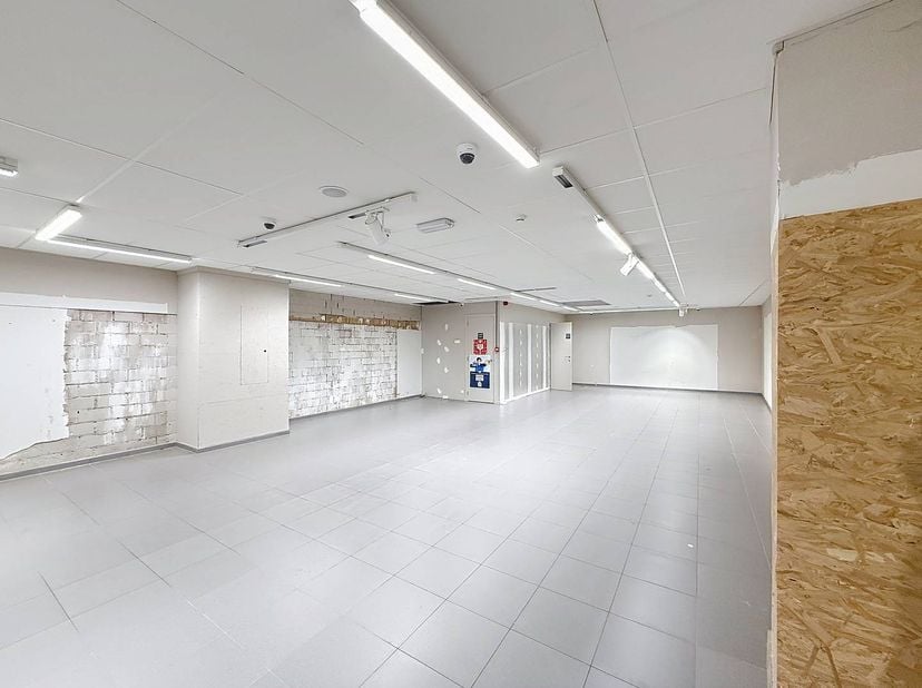 Cet établissement commercial polyvalent est situé dans la rue commerçante animée de Furnes. Avec une superficie généreuse (268 m²), c'est l'endroit id