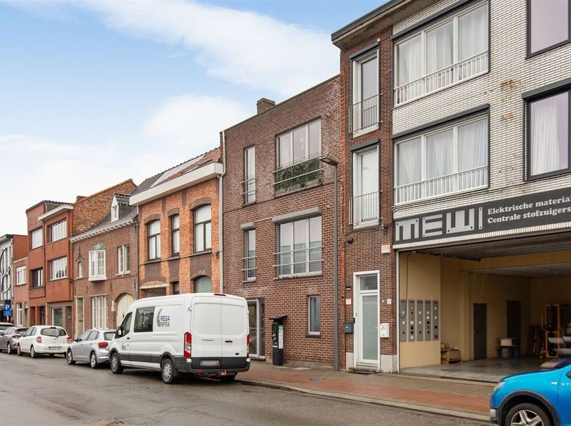 Gelijkvloers appartement met 1 slaapkamer, tuin en garage<br />
Gelijkvloers<br />
Via de inkomhal betreedt u het appartement dat bestaat uit een lich