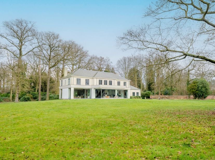 Dit unieke perceel van maar liefst 11.979 m² is gelegen in de prestigieuze wijk “Vriesdonk” - beter bekend als de gouden driehoek van Brasschaat, een