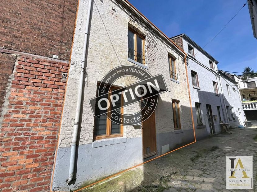 Cette maison située dans une petite cour à Chênée à rénover saura vous séduire par son potentiel après transformation.<br />
Le bien se compose comme