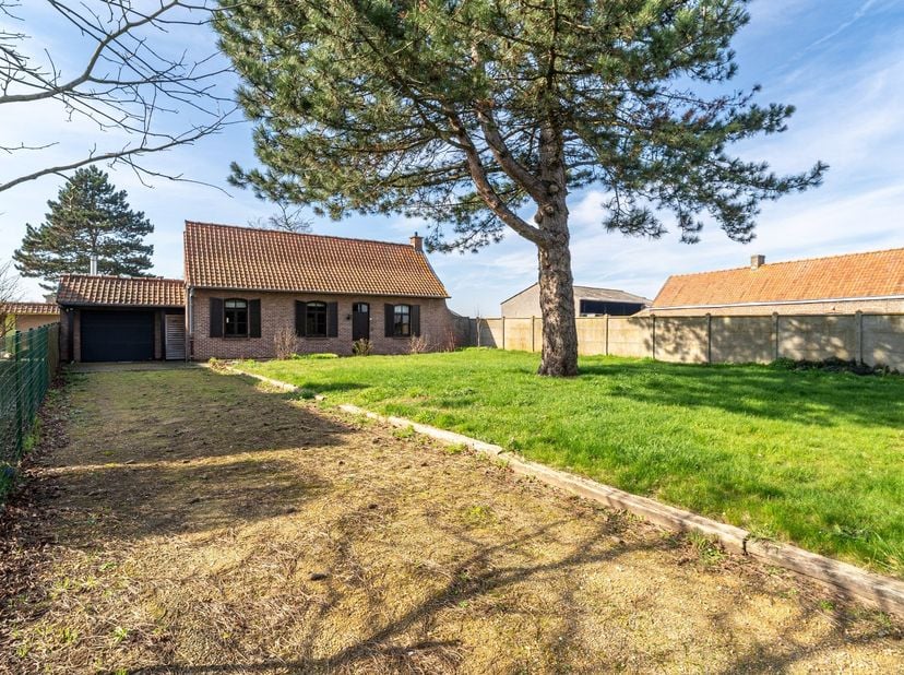Deze karaktervolle villa, gelegen op een prachtig perceel van maar liefst 886 m², geniet van een bijzondere ligging in het landelijke Kaster. Een unie