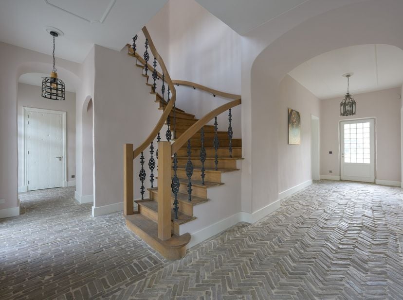 Ce château-villa unique se trouve sur un domaine privé de 2,7 hectares et offre une multitude de caractéristiques impressionnantes. L'allée longue men