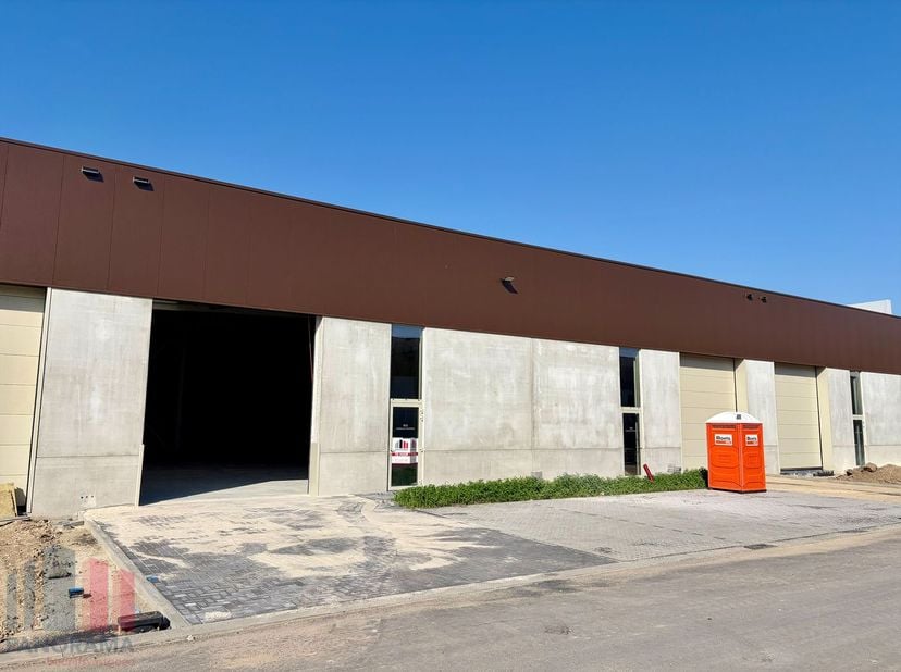 Nieuwbouw KMO-unit van 240 m² te huur op de nieuwe bedrijvenzone “STADSBEEMD” in Lummen. De site biedt een moderne en professionele werkomgeving met e