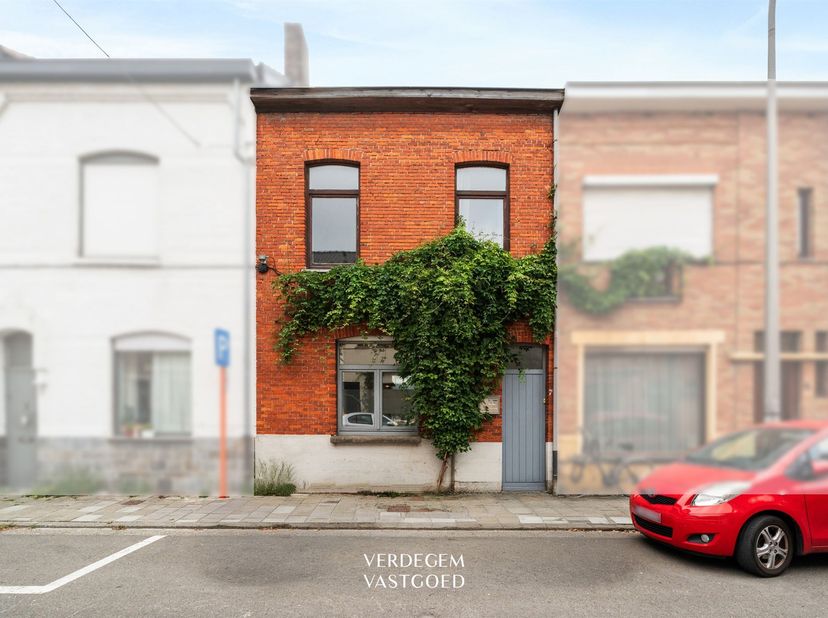 - in optie -<br />
<br />
Deze woning ligt in een gewilde buurt in Sint-Amandsberg, op wandel- en fietsafstand van het centrum van Gent. <br />
Sch