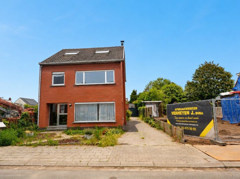 Te renoveren half open bebouwing met 5 slaapkamers, 2 badkamers en garage op een perceel van 584 m² op een goede locatie te Wommelgem, bestaande uit: