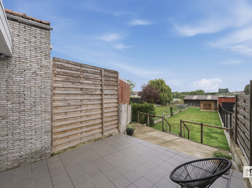 In het centrum van Zonnebeke, op wandelafstand van winkels, school en andere voorzieningen, bevindt zich deze instapklare woning met 4 slaapkamers, in