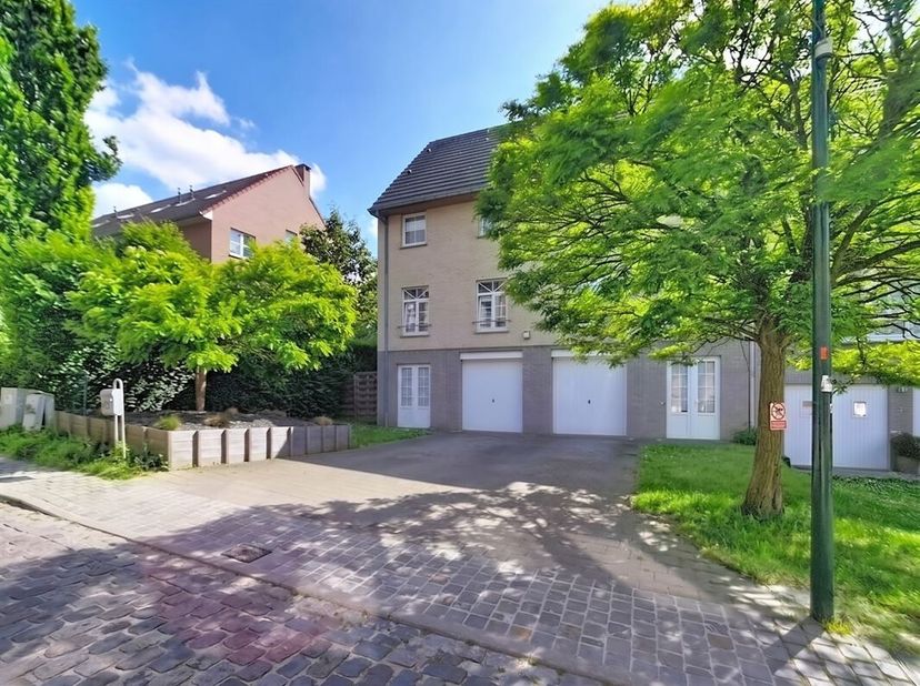 Dans une petite rue calme, proche des commerces du Globe, de l'accès au ring et des transports en commun, charmante maison 3 façades de 217m2 avec jar