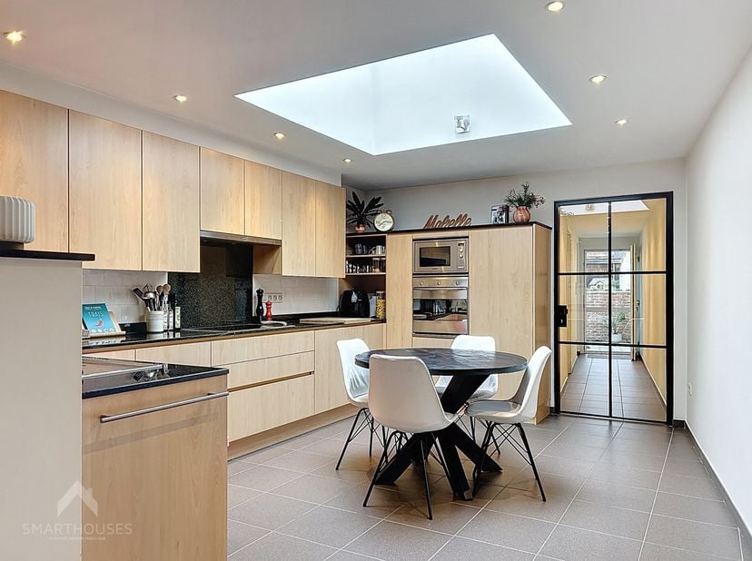Energiezuinige woning op een fantastische locatie bestaande uit een inkomhal met berging, gezellige leefruimte met eet-en zithoek, volledig uitgeruste