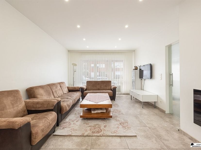 In een rustige en aangename straat in Merksem vindt u deze volledig gerenoveerde woning, waar hedendaags comfort en een warme, uitnodigende sfeer hand