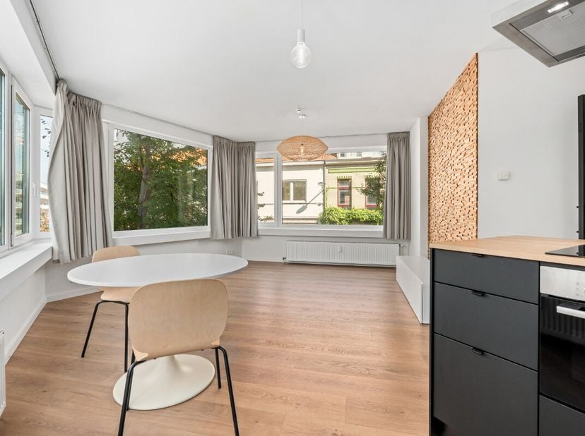 Lichtrijk gerenoveerd hoekappartement in een residentiële buurt van Oostende. Dit gerenoveerde appartement combineert een aangename woonbeleving met e