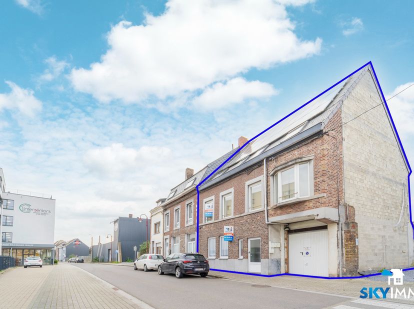 L’agence SKYIMMO vous propose en exclusivité ce charmant immeuble de rapport idéalement situé à Jemeppe-sur-Meuse. En ordre au niveau urbanistique, il