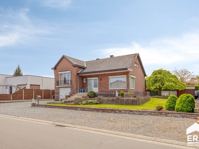 ichtrijke gezinswoning op 653m² te koop in Lommel! Lommel-Centrum: Charmante en goed onderhouden gezinswoning (169m²) met 3 slaapkamers op 653m². Deze