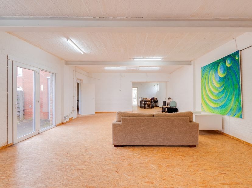 Deze woning, waar vroeger een bakkerij geweest is, heeft tal van troeven: enorm veel ruimte (285m²!), dakterras van 35m², centrale ligging, enz… <br /