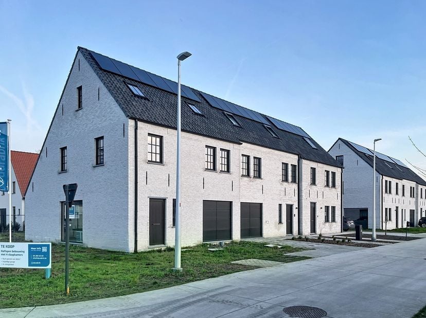 In deze doodlopende verkaveling 'Biezenhof' te Beervelde realiseerden we 13 uiterst energiezuinige woningen in een landelijke stijl.<br />
Deze woning