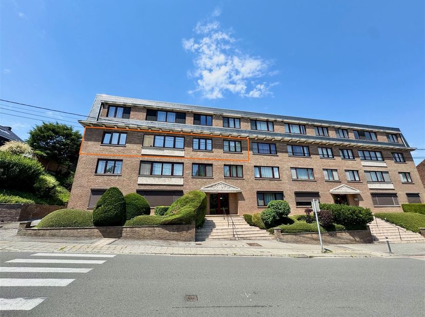 Licht appartement met 2 slaapkamers, kelder en eigen overdekte parkeerplaats, ideaal gelegen in het hart van Montigny-le-Tilleul. Deze woning is als v