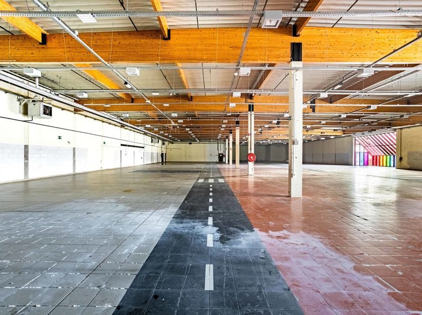 Deze commerciële site omvat momenteel <br />
GELIJKVLOERS: <br />
- vrije grondoppervlake van +- 2800 m2 <br />
- vrije hoogte onder de spanten in het