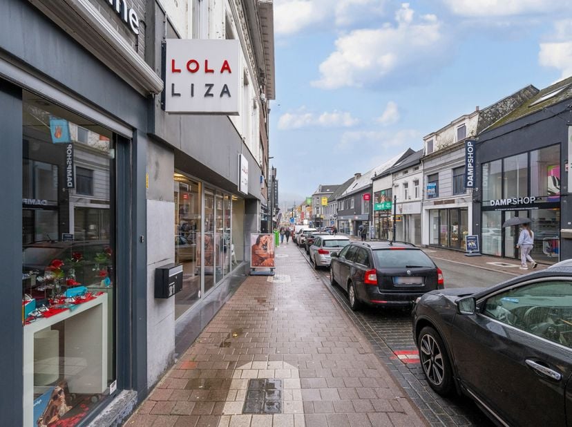 Dans un emplacement de choix à Geraardsbergen, nous trouvons ce local commercial loué sur un terrain de 6 ares 60 centiares. La gare de Geraardsbergen
