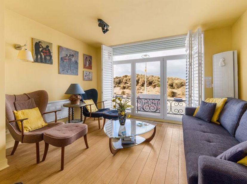 Op zoek naar een instapklare studio vlak bij de zee en de duinen? Deze charmante en volledig vernieuwde studio op de begane grond in de residentie Pal