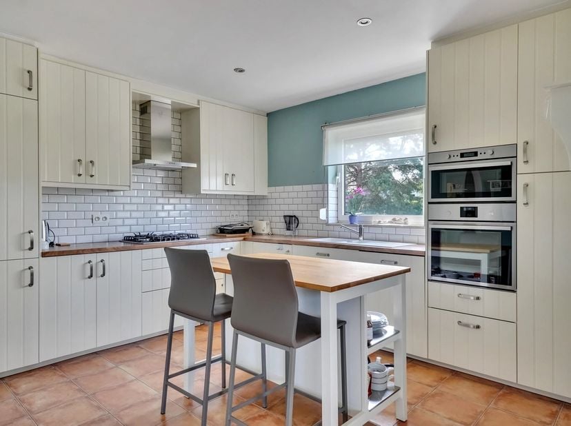 Gelegen in een kleinschalige residentie vinden we dit comfortabel appartement terug met een praktische indeling.<br />
Het appartement beschikt over e