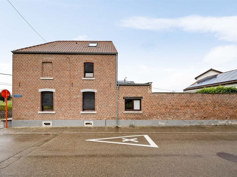Deze woning is gelegen in Attenhoven, een deelgemeente van Landen. Een grote troef is de nabijheid van het station van Landen, met rechtstreekse verbi