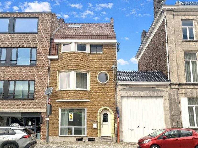 Deze instapklare burgerwoning te koop biedt een prachtig zicht op de Sint-Medarduskerk en combineert modern comfort met authentieke charme. Via de ink
