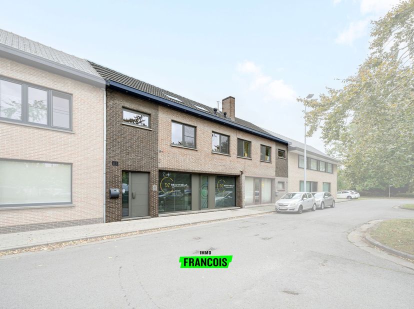 In het centrum van Beveren (Roeselare) vindt u deze instapklare woning met tal van mogelijkheden, ideaal voor wie comfortabel wil wonen én tegelijk pl