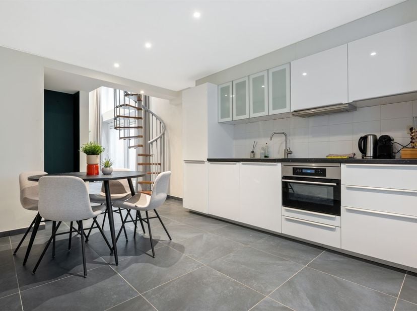 Gerenoveerd duplexappartement (66 m²) met terras in het bruisende centrum van Antwerpen<br />
<br />
Locatie: Dit gezellig appartement staat te koop