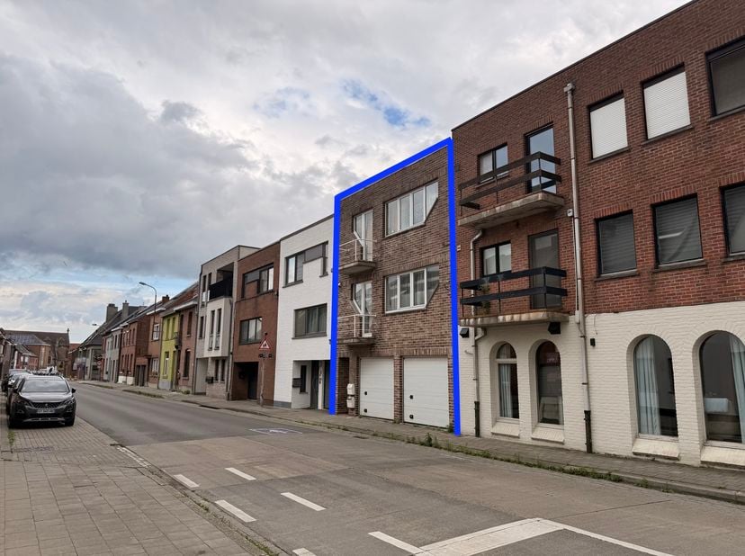 Interessant en verhuurd opbrengstgebouw bestaande uit 2 goed onderhouden appartementen, uiterst gunstig gelegen in het centrum van Kapelle-op-den-Bos.
