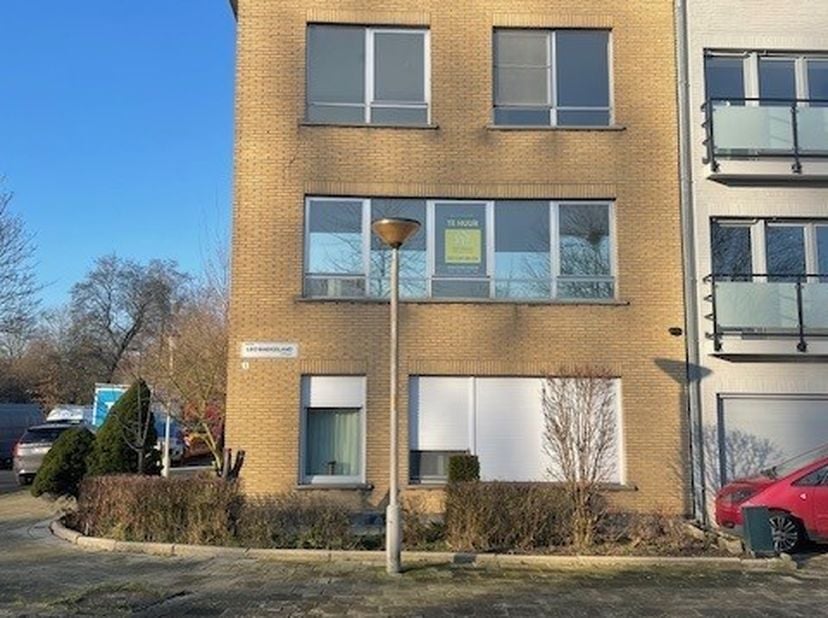 Vrij: Onmiddelijk<br />
<br />
BEZICHTIGEN: afspraak met kantoor: 03.235.00.04<br />
<br />
Gelegen op wandelafstand van: winkels, openbaar vervoer, s