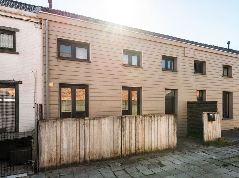 Instapklare woning met 1 slaapkamer en koer in centrum Lier!<br />
<br />
Deze instapklare woning is gelegen in een gezellig steegje vlak naast de B