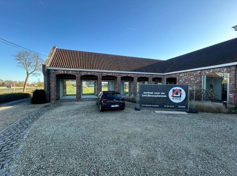 Deze ruime en veelzijdige handelsruimte is gelegen op een toplocatie langs de N60 in Ouwegem, met een vlotte verbinding tussen Oudenaarde en Gent.<br