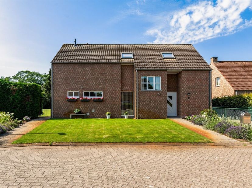 Instapklare gezinswoning met 4 slaapkamers, 2 badkamers op 1023m²<br />
Gelijkvloers:<br />
De woning wordt betreden via de inkomhal met gastentoilet,