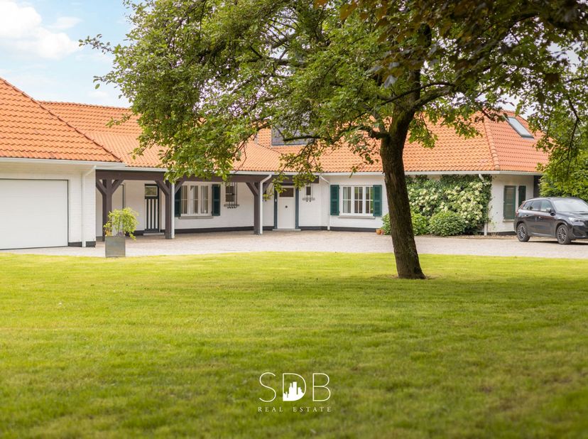 NIEUWE VOORWAARDEN<br />
<br />
In de provincie Vlaams-Brabant, te Affligem treffen we deze mondaine villa met paardenstallen en grasland aan op 1,3 H