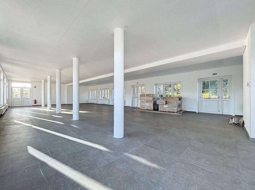 Contact: Gabin Rufin - 0472/13.02.17<br />
B2B by DL Groupe<br />
Immeuble de bureaux de 500 m² entièrement rénové, situé dans un parc professionnel d
