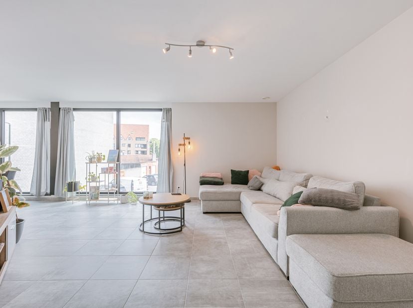 Dit aangename appartement bevindt zich op een uitstekende locatie in de Langepijpestraat 1 te Torhout, op wandelafstand van het gezellige stadscentrum