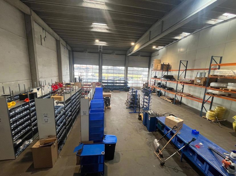 - hoofdmagazijn voorzien van 3 vrachtwagen poorten<br />
- lager magazijn naast het bestaande<br />
- gelijkvloerse receptieruimte<br />
- monderne ka