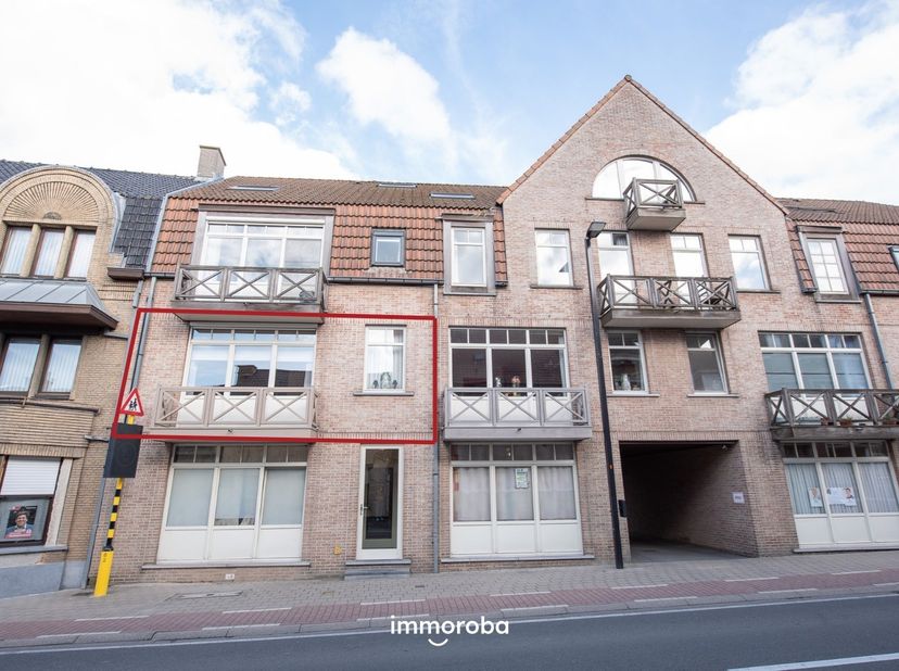 Knus, instapklaar appartement met inkom, wc, open keuken met toestellen, leefruimte met parketvloer en slaapkamer met badkamer en suite. Terrasje voor