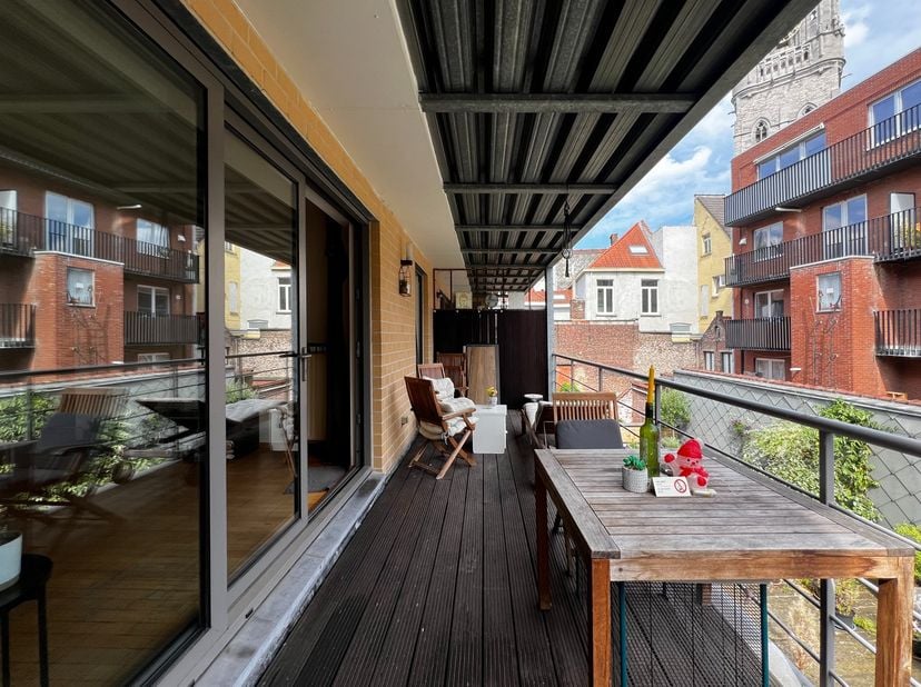 Dit lichtrijk appartement is gelegen op de tweede etage van de residentie Charline. Dit in de nabijheid van de Vrijdagmarkt en Korenmarkt, diverse win
