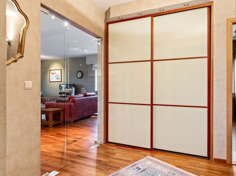 Avec 137 m², trois chambres et deux terrasses, ce spacieux et luxueux appartement de la Rive Gauche offre une expérience de vie unique dans un emplace