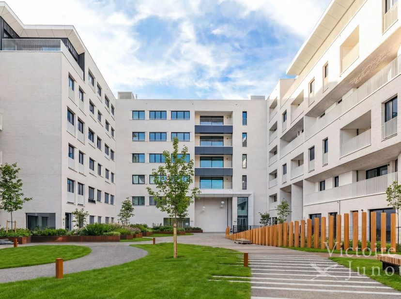 Het THE W project biedt u op de 5de verdiep., een 2 slpk appartement (Design afwerking), waarvan de leefruimte is uitgebreid met een super ingerichte