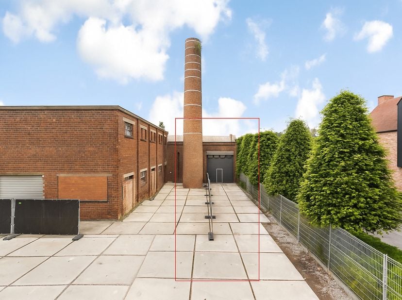 <br />
Dit unieke commerciële eigendom (lot 6 en lot 8) is strategisch gelegen langs de parallelweg van de R8, de ring rond Kortrijk, in Harelbeke. Da