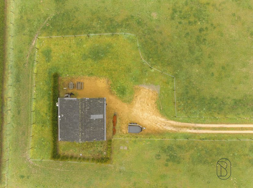 Deze charmante chalet/woning is rustig gelegen in een groen recreatiedomein langs de Ninoofsesteenweg en biedt een unieke combinatie van natuur, priva