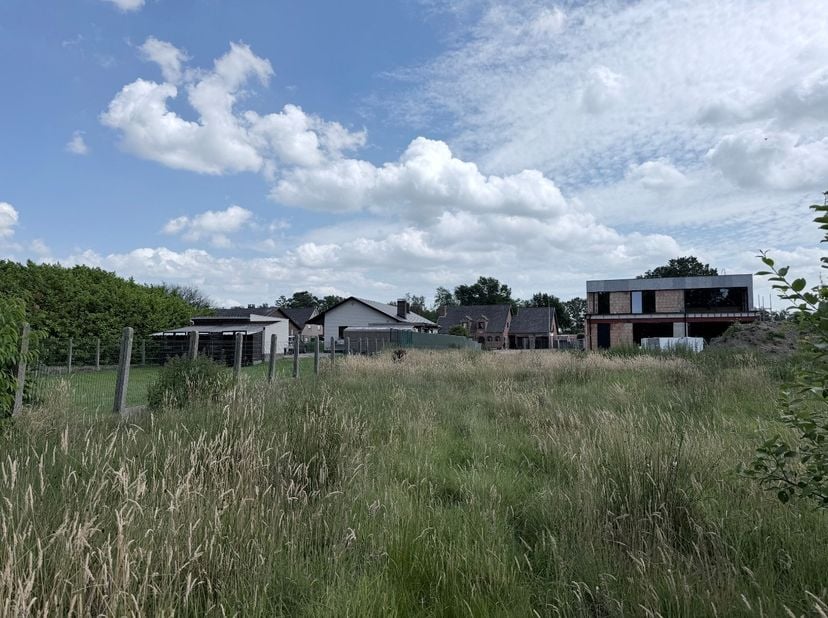 Bouwgrond op zeer gegeerde ligging met prachtig groen uitzicht, bestemd voor een halfopen bebouwing. De bouwgrond heeft een totale oppervlakte van 11a